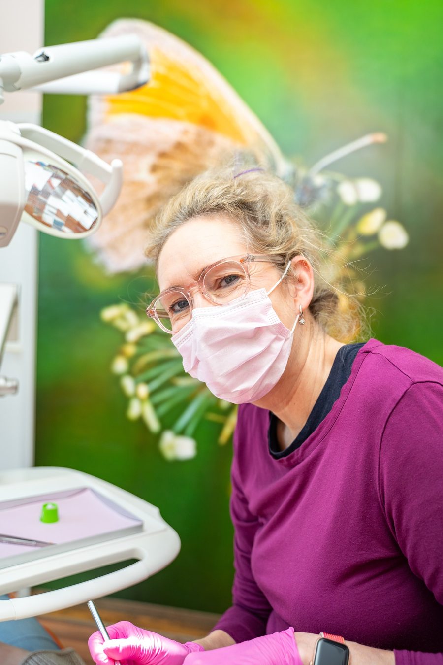 Dr. Eva-Martina Tittel am Behandlungsstuhl
