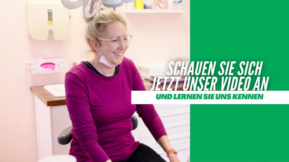 Dr. Eva-Martina Tittel im Behandlungszimmer: Schauen Sie sich jetzt unser Video an und lernen Sie uns kennen